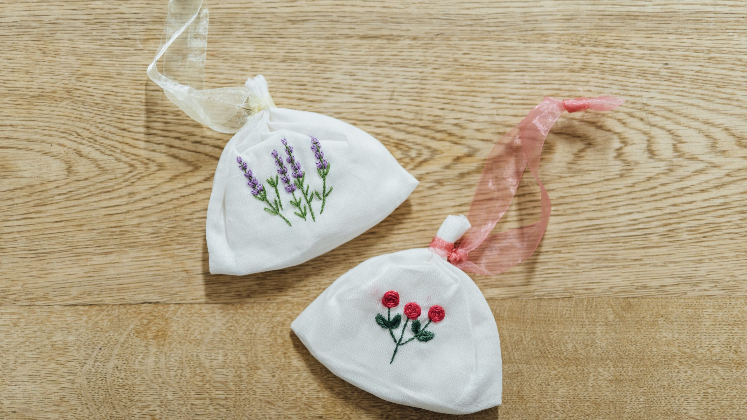 2401-29 手のひら巾着サシェ 香り袋 綿麻 花刺繍 レースフラワー